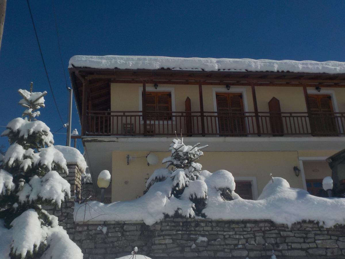 Enoikiazomena Petropoulos Aparthotel Ano Lousoi Exterior photo